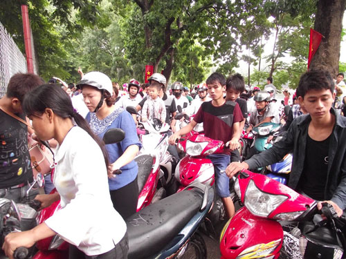 Chen lấn, hỗn loạn tại Vườn thú Thủ Lệ