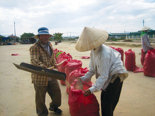 Ai mua khoai mì trộn cát hông?