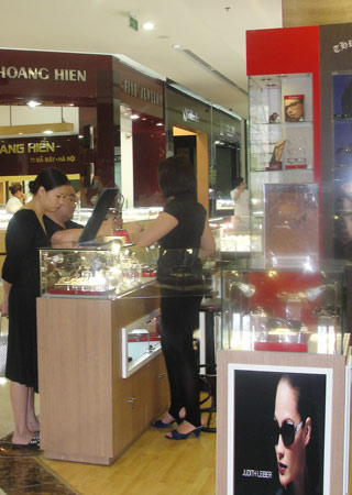 Đồ xa xỉ vẫn hút khách thời giá cả leo thang