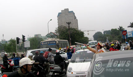 Cửa ngõ Thủ đô, bến xe kẹt cứng ngày cuối năm