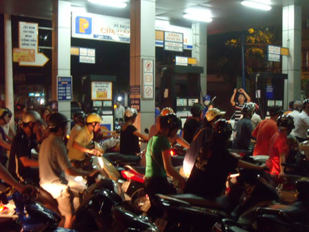 “Doanh nghiệp xăng dầu đang được độc quyền kép”