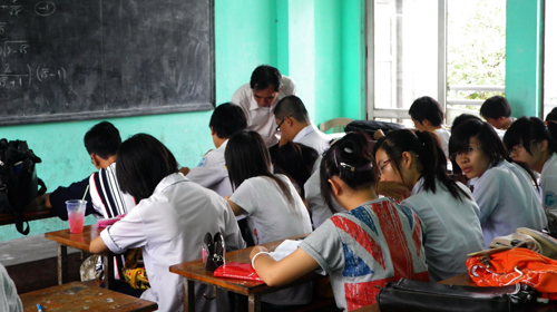 Oằn vai đi học: “Phổ cập” học thêm