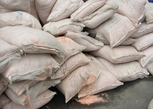 Tàu hàng mắc cạn gãy đôi trên biển