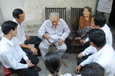 Cụ ông trúng số 7,6 tỷ đồng: Khổ vì... nhiều tiền!