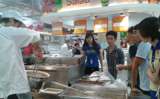 Xếp hàng vài tiếng đồng hồ để mua gà thải về ăn