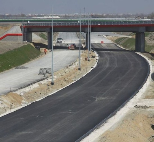 Trong tháng bảy, một phần đường vành đai S8 sẽ được đưa vào sử dụng. Raszyn sẽ không bị tắc đường thường xuyên.