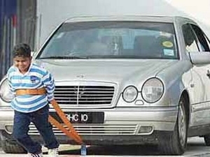 Cậu bé sáu tuổi kéo xe Mercedes nặng hơn 1,5 tấn