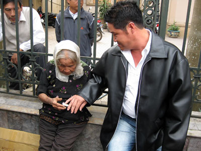 Nước mắt tủi phận của người con sau 31 năm gặp lại mẹ