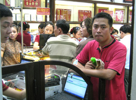 Nạn nhân bị gạt khỏi 'cuộc chơi vàng miếng'