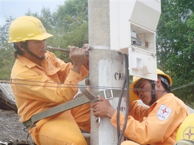 Lương cán bộ VN cao hay thấp?