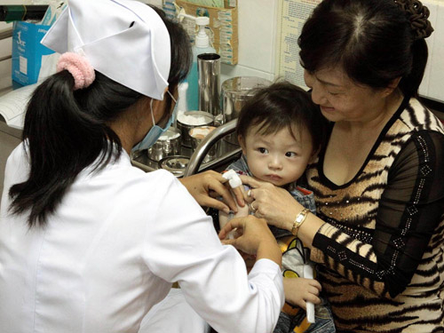 Vắc-xin Quinvaxem có vấn đề, vẫn tiêm!