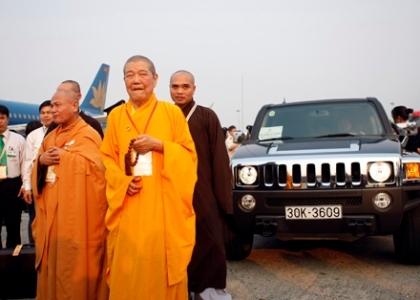 Phật xá lợi và những chiếc xe đời mới đắt tiền