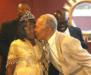 Ông 93 tuổi cưới bà 89