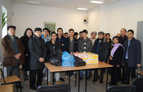 Đoàn ĐSQ và đại diện một số tổ chức Cộng đồng  thăm những người Việt bị tam giữ ở Białystok.