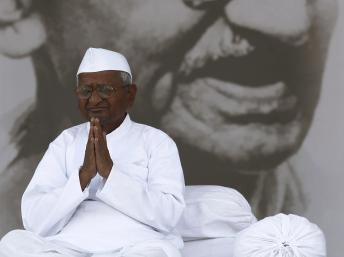 Ấn Độ: Anna Hazare ngừng tuyệt thực chống tham nhũng sau khi Quốc hội nhượng bộ