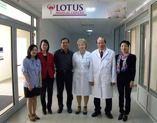 Đoàn giáo sư, tiến sĩ Đông y Việt Nam thăm và làm việc tại Ba Lan.