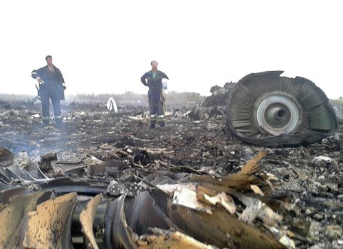 Mảnh máy bay cháy, xác người la liệt trong vụ máy bay rơi ở Ukraine