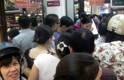 Trót ‘ôm’, giờ lại vật vã bán vàng