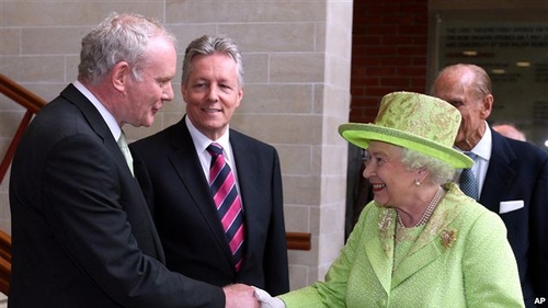 Nữ hoàng Anh bắt tay cựu thủ lãnh Đội quân Cộng hòa Ireland