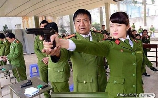 Mạng Trung Quốc đưa ảnh nữ cảnh sát Việt xinh đẹp
