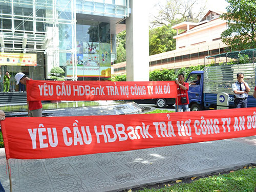 Khách hàng lại vây HDBank đòi nợ