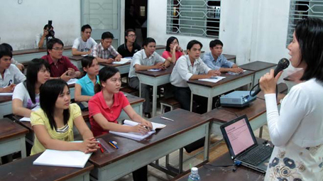 Từ chuyện học tại chức bàn về căn bệnh trầm kha của xã hội Việt Nam