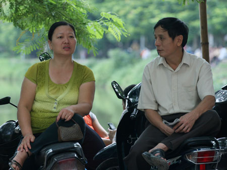 Phụ huynh miệt mài theo bước chân sĩ tử