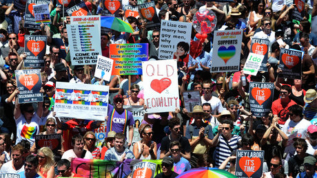 Du học sinh đồng tính tại Australia: về không được, ở chẳng xong