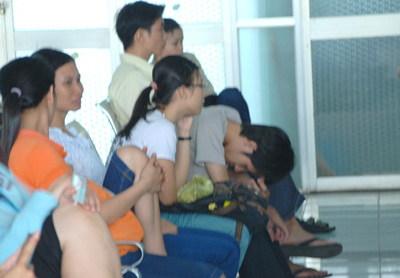 Chen nhau "săn" vé tàu vét