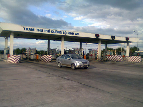 Khóc ròng với trạm thu phí