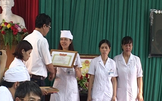 Thưởng như 'giễu' có làm 'rẻ' y đức?