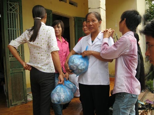 “Tiên cô” chữa bệnh bằng cách bắt tay và hát