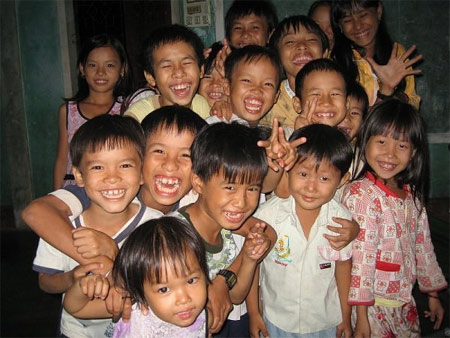 Nữ sinh nghèo từ chối 100.000USD, người Việt ăn gian viện trợ!