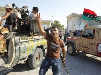 Quân nổi dậy Libya chiếm tổng hành dinh của Kadhafi tại Tripoli