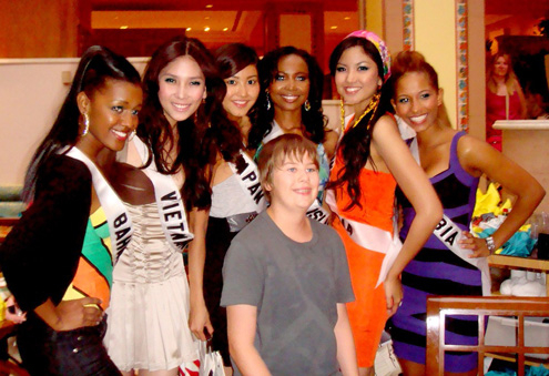 Hoàng Yến được chọn Trình diễn thời trang Miss Universe