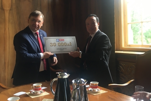 Trao học bổng của công ty EBM cho bộ môn tiếng Việt - Đại học tổng hợp Adam Mickiewicz Poznan