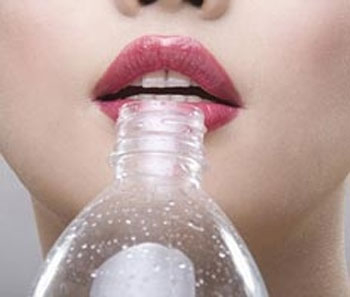 Uống nước đúng cách để trị bệnh