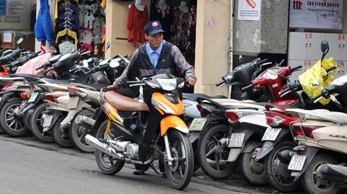 Hà Nội cấm giữ xe tại 262 phố: Dễ cho thành phố, khó cho dân