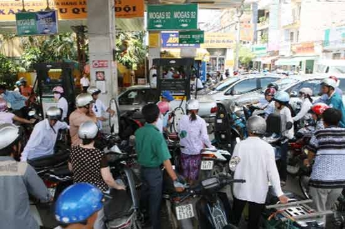 Tăng thuế nhập khẩu xăng dầu: Để thị trường không... sốc