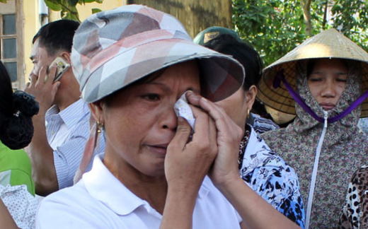 Vụ chôn thuốc trừ sâu tại Thanh Hóa: Người dân khóc với đại biểu quốc hội