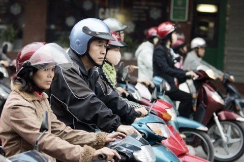 Cái mũ bảo hiểm và... dưới cái mũ