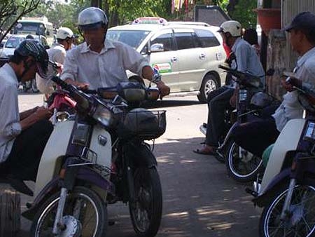 Chưa xử phạt xe ôm không đăng ký