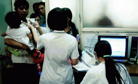 Choáng với bảng lương của bác sĩ, y tá