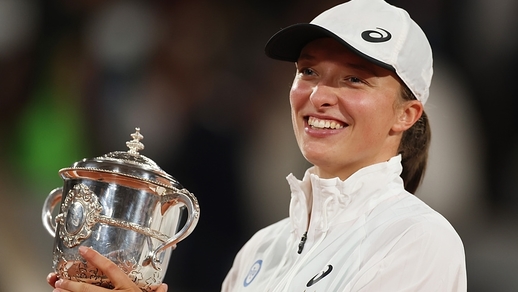 Kiều nữ Ba Lan lại một lần nữa ôm Cúp ở Paris