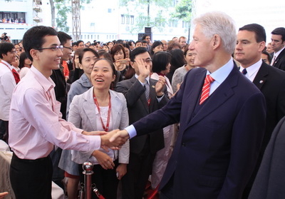 Cựu Tổng thống Bill Clinton đến Hà Nội