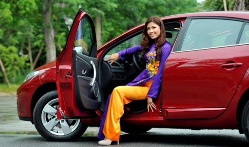 Xe bạc tỷ dồn dập đổ về Việt Nam