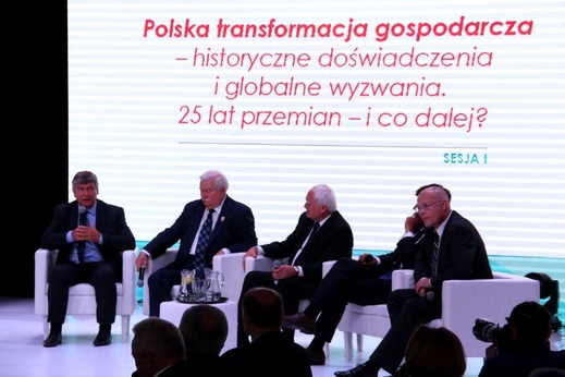 Ptak - Con đại bàng trắng Ba Lan đã đủ lông đủ cánh.