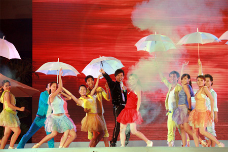 Tân hoa hậu Indonesia thướt tha ở Nha Trang