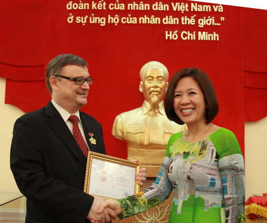 Trao tặng Kỷ niệm chương "Vì hòa bình và hữu nghị giữa các dân tộc” cho 02 cán bộ Đại sứ quán CH Ba Lan tại Việt Nam.