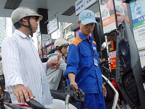 Doanh nghiệp xăng dầu “bắt nạt” người tiêu dùng